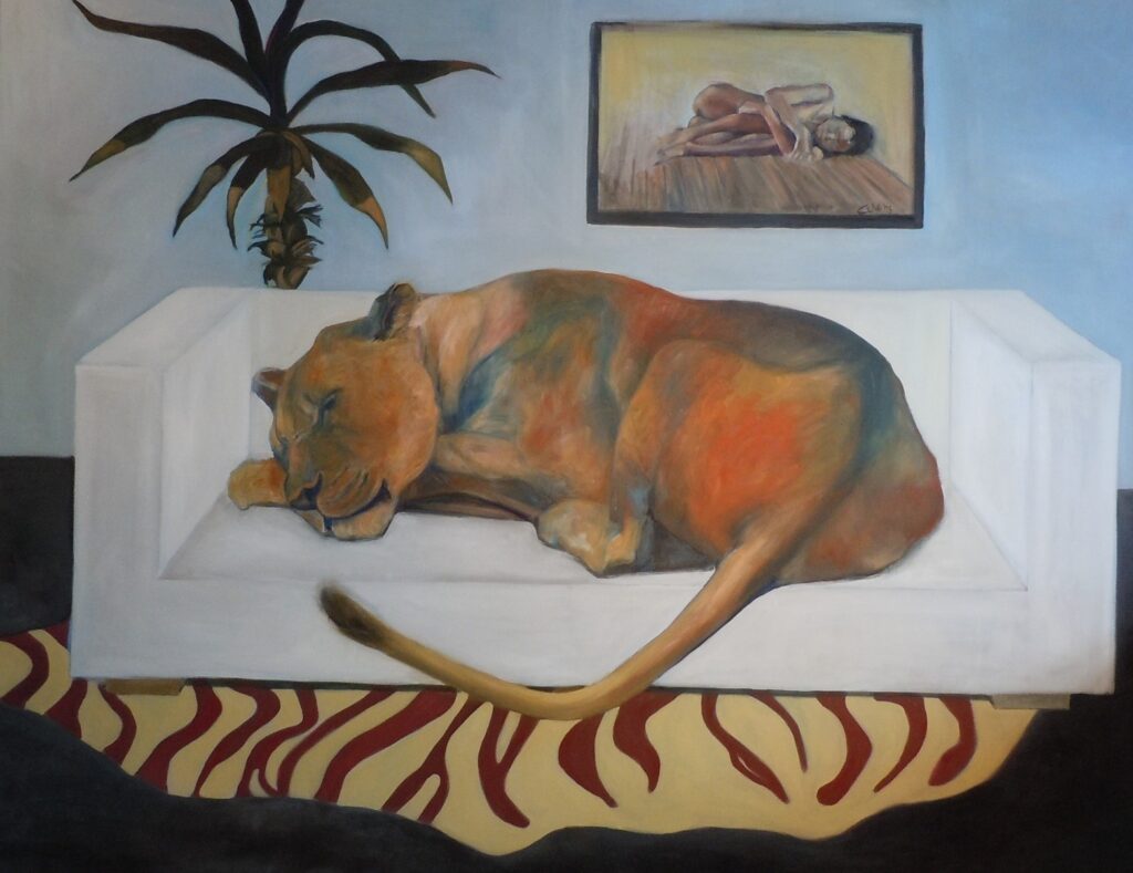 Peinture représentant une lionne couchée sur un sofa et un cadre sur le mur représentant une femme couchée sur un plancher de bois.