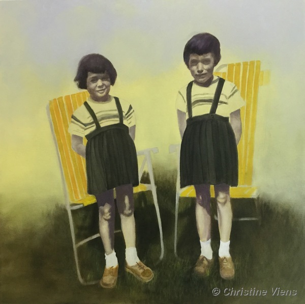 Peinture représentant deux fillettes en jupe noire et chandail rayé debout devant des chaises de jardin jaunes.